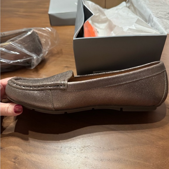 Vionic Women's Debbie Metallic Gold Loafers- 8.5, NIB - Picture 2 of 7